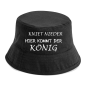 Preview: Party Hut, Bucket Hat, Fischer Hut, Hut bedruckt mit Spruch: Kniet nieder hier kommt die Königin, der König