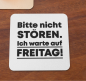 Preview: Schwarzweiße oder weiße Tasse "Bitte nicht stören. Ich warte auf Freitag!"