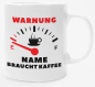 Preview: Weiße oder schwarzweiße Tasse "Tankanzeige... Warnung - NAME - braucht Kaffee", personalisiert"