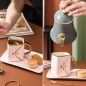 Preview: Handtaschenförmiges Kaffeeset, bestehend aus Kaffeetasse, Dessertteller (Untertasse), Löffel - Deluxe-