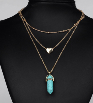 Goldfarbige dreifache Halskette mit Herz und Stein