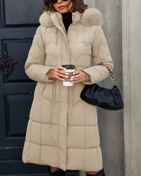 Stylische Herbst- und Winterjacke für Damen: mit Kapuze, Kordelzug, Taillenbund und Taschen.
