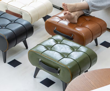 Preview: Design-Fußhocker aus Öl-Wachs-Fauxleder – Kompakt, Stabil, mit Holzfüßen