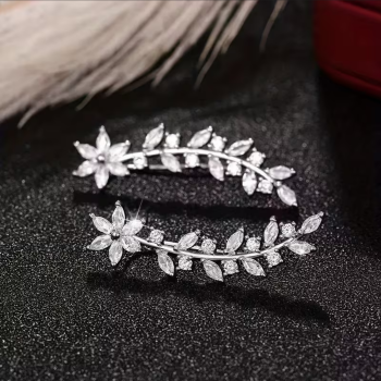 Preview: Elegante Blüten-Ohrstecker mit funkelnden Zirkonia