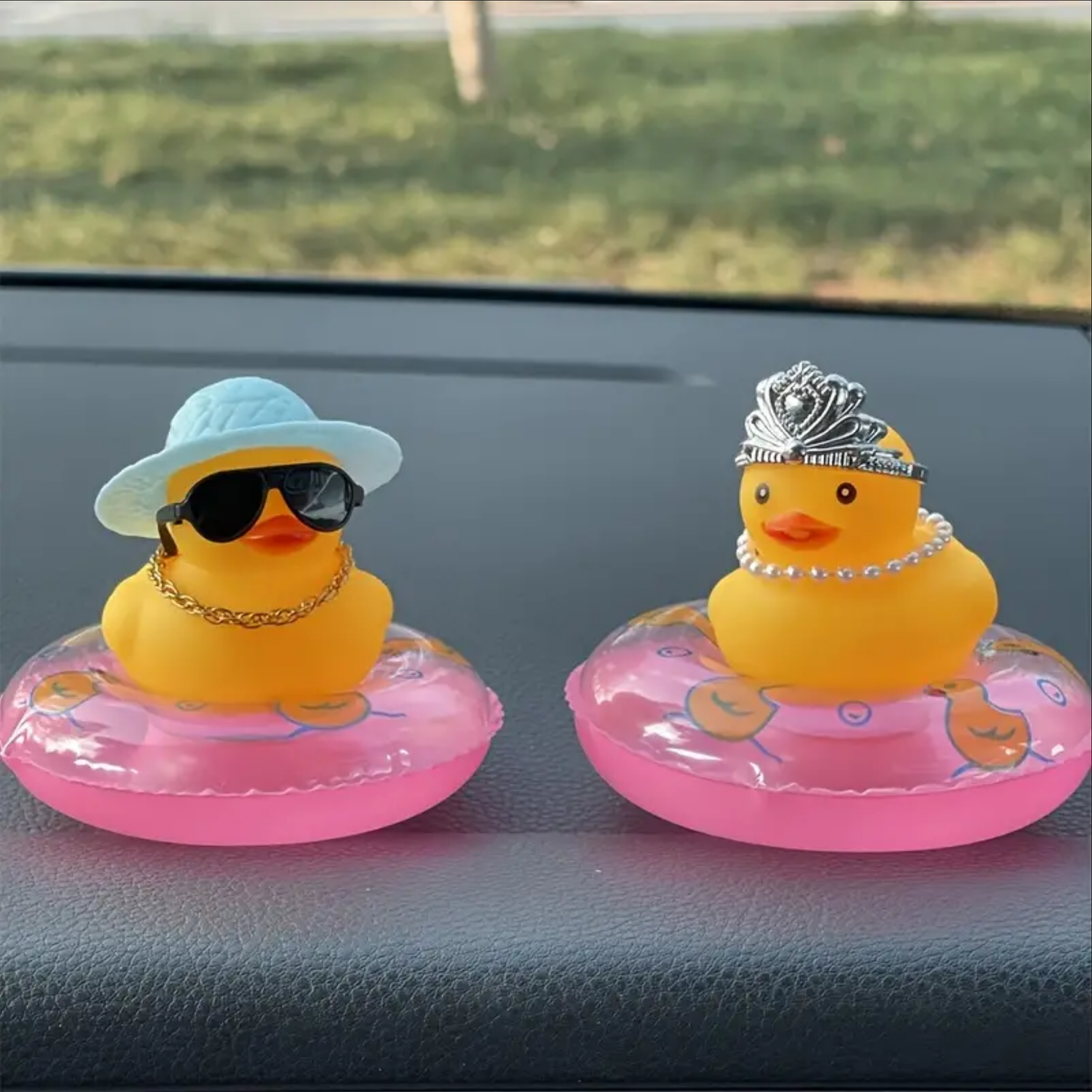 2 Stück Gummienten mit Sonnenhut, Krone, Schwimmreifen und Sonnenbrille, Tischdeko, Autodekoration