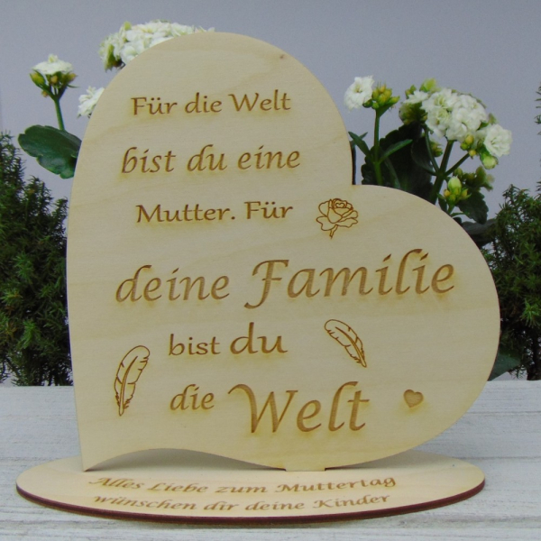 Herz aus Holz stehend zum Muttertag mit Spruch "Für die Welt bist du eine Mutter"