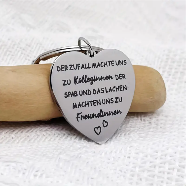 Herz Metall Schlüsselanhänger mit Gravur "Der Zufall macht uns zu Kolleginnen, der Spaß und das Lachen zu Freundinnen" herzförmig