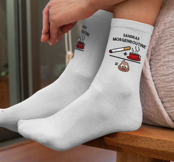 Socken weiß, div. Größen mit Motiv: Morgenroutine mit Wunschnamen