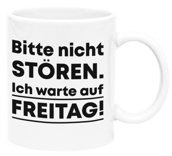 Schwarzweiße oder weiße Tasse "Bitte nicht stören. Ich warte auf Freitag!"