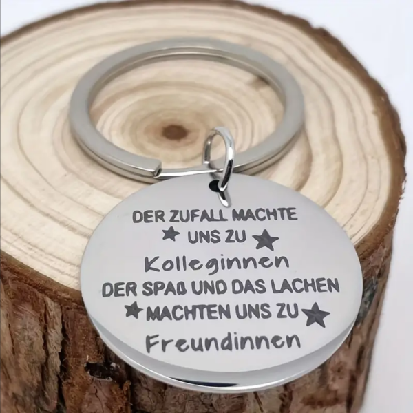 Runder Metall Schlüsselanhänger mit Gravur "Der Zufall machte uns zu Kolleginnen..." Freundschaftsgeschenk für Kollegen