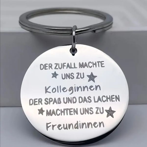 Runder Metall Schlüsselanhänger mit Gravur "Der Zufall machte uns zu Kolleginnen..." Freundschaftsgeschenk für Kollegen