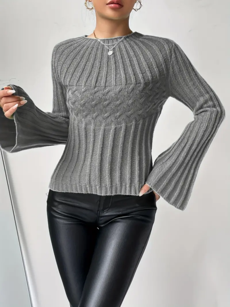 Lässiges Rundhals-Strickpullover, mit weiten Ärmel und Zopfmuster