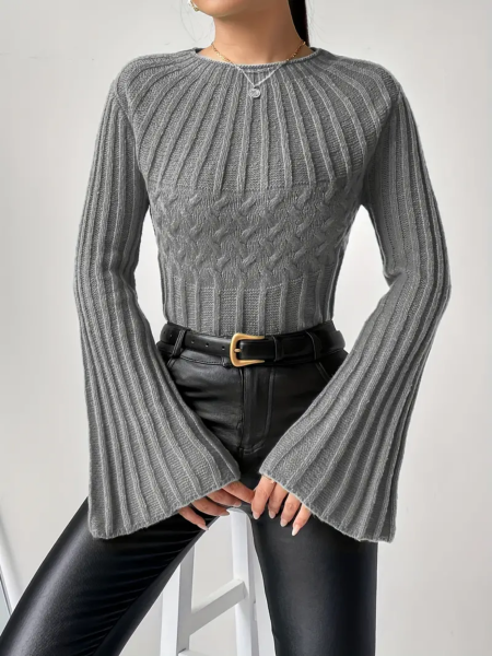 Lässiges Rundhals-Strickpullover, mit weiten Ärmel und Zopfmuster