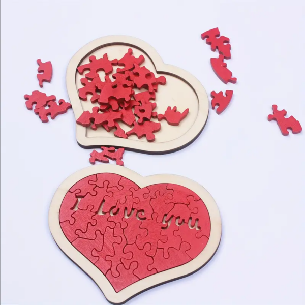 Holz Puzzle in Herzform, rot, mit Schriftzug "I love you"