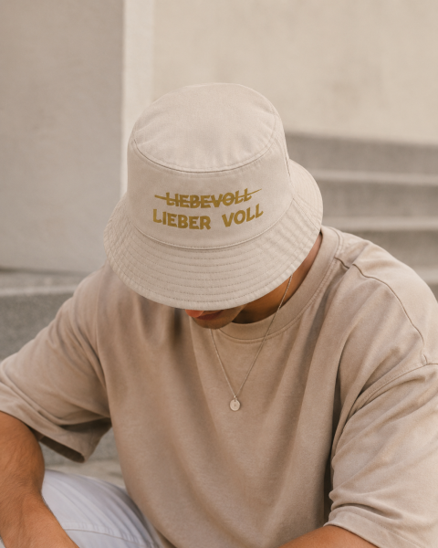 Party Hut, Bucket Hat, Fischer Hut, Hut bedruckt mit Spruch: LIEBEVOLL Lieber VOLL - goldene Schrift - Farbe Sand