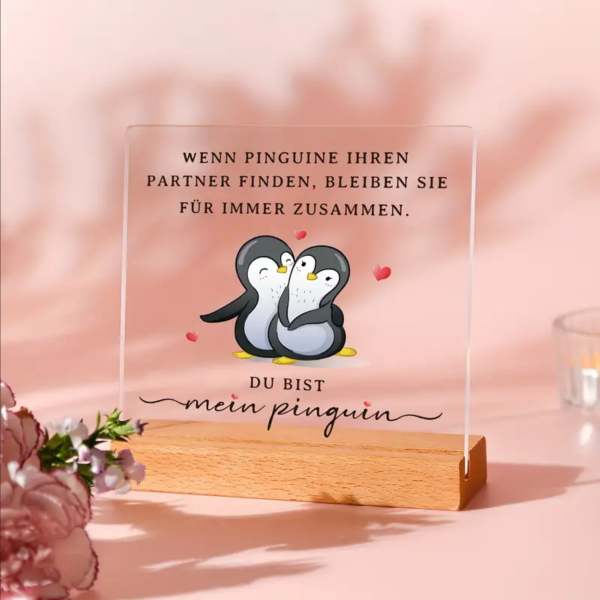 Transparente Acrylplatte mit Holzsockel mit Motiv "Wenn Pinguine ihren Partner finden, bleiben sie für immer zusammen."