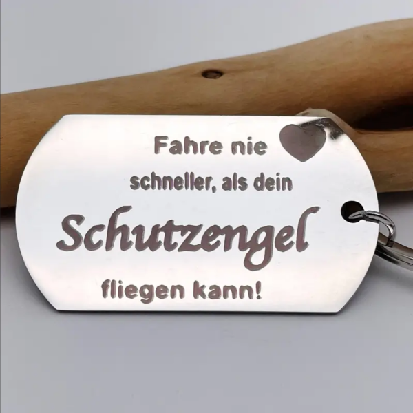 Metall Schlüsselanhänger mit Gravur "Fahre nie schneller als dein Schutzengel fliegen kann."