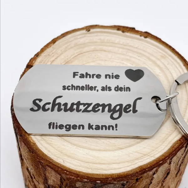 Metall Schlüsselanhänger mit Gravur "Fahre nie schneller als dein Schutzengel fliegen kann."