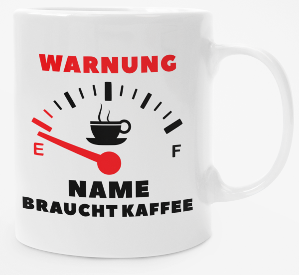 Weiße oder schwarzweiße Tasse "Tankanzeige... Warnung - NAME - braucht Kaffee", personalisiert"