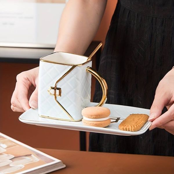 Handtaschenförmiges Kaffeeset, bestehend aus Kaffeetasse, Dessertteller (Untertasse), Löffel - Deluxe-