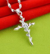 Halskette mit Anhänger Kreuz mit Rose