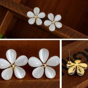 Ohrringe, Ohrstecker Blumen mit Perlenmasse, goldfarbig