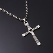 Halskette mit großem Kreuz und Strassteinen