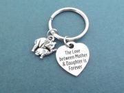 Schlüsselanhänger "The love between mother & daughter is forever"