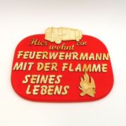 Holzspruchtafel "Hier wohnt ein Feuerwehrmann mit der Flamme seines Lebens" 23 cm