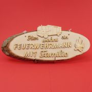 Baumscheibe naturbelassen Spruchtafel "Hier wohnt ein Feuerwehrmann mit Familie"