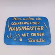 Spruchtafel Ahornbrett bemalt mit Spruch "Hier wohnt ein schaffwütiger Hausmeister mit seiner Familie"