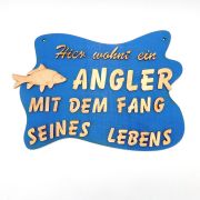 Holzspruchtafel Türschild Hier wohnt ein Angler mit dem Fang