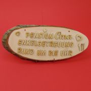 Baumscheibe naturbelassen Spruchtafel "Pension Oma"