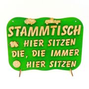 Spruchtafel Türschild "Stammtisch hier sitzen die, die immer hier sitzen" hell grün