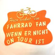 Spruchtafel Türschild "Hier wohnt ein Fahrrad Fan wenn er nicht on Tour"