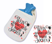 Wärmflasche mit Motiv "Wein, Wärmflasche, warme Socken", einseitig bedruckt, mit weicher Vliesstoff-Hülle