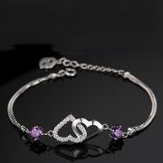 Armband mit doppeltem Herz und lila Strasssteinen