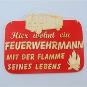 Spruchtafel Ahornbrett bemalt mit Spruch "Hier wohnt ein Feuerwehrmann mit der Flamme seines Lebens" 30 cm