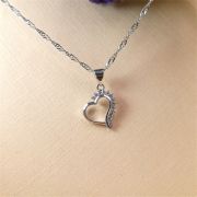 Halskette mit Herzanhäger zur Hälfte mit Strasssteinen bestückt