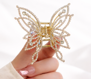 Edle Haarspange im Schmetterlingsdesign mit funkelnden Strasssteinen und Perlendetails – stilvolles Accessoire für elegante Frisuren