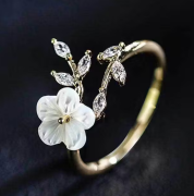 Exklusiver Damenring im floralen Design – stilvoller Schmuck für Feste und besondere Momente
