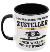 Weiße oder schwarzweiße Tasse "Leg dich niemals mit einem Zusteller an..."